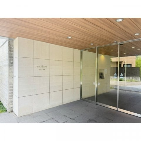 エミリブ下落合のエントランス