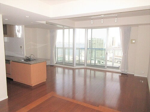 みなとみらいミッドスクエア　ザ・タワーレジデンスの居間・リビング|リビングダイニング　※2023年10月撮影