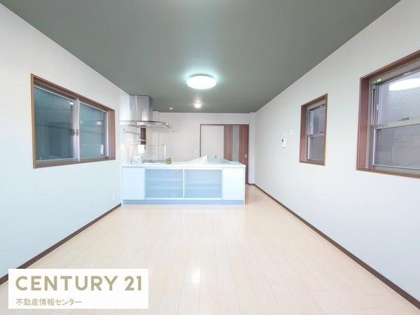 【居間・リビング】 | 泉尾５丁目中古戸建 | ２階に水回りが揃い生活動線が確保されています！