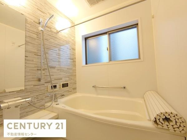 【浴室】 | 泉尾５丁目中古戸建 | 浴室暖房乾燥機付きのバスルーム！
小窓も付いているため、換気も可能です！