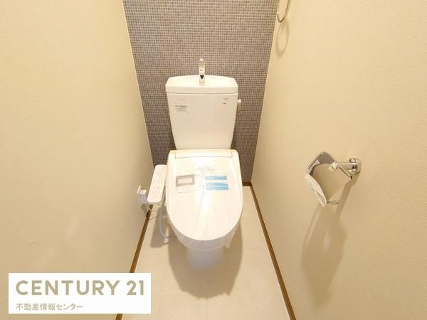 【トイレ】 | 泉尾５丁目中古戸建 | 温水洗浄機能付きトイレ！