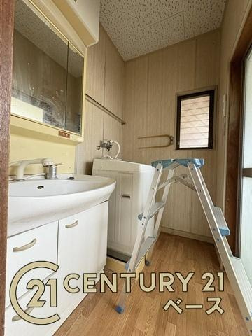 生駒郡三郷町城山台３丁目　一戸建の独立洗面台|■現地撮影写真■洗面室も収納スペースが豊富です！
