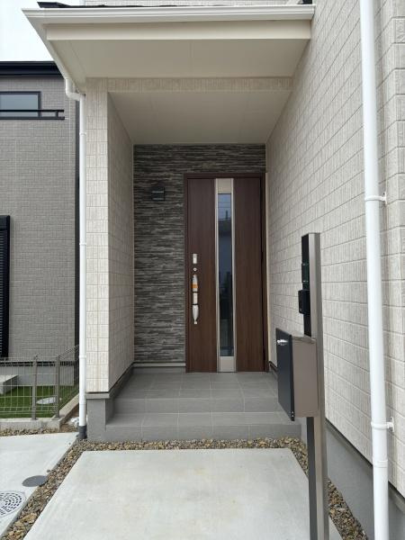 安城市美園町　全12区画・J号棟の玄関|訪れる人を心地よく迎え入れます。