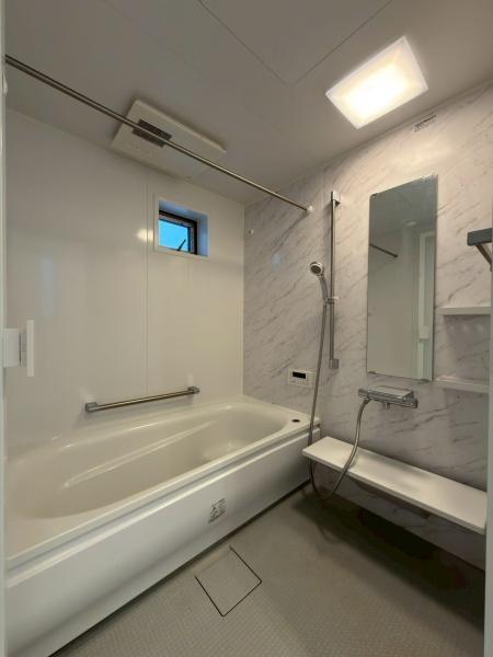川崎市幸区古市場１丁目の中古一戸建の浴室|ゆったりとくつろげる、一日の疲れを癒やす空間ですね。