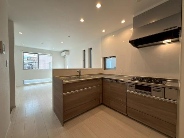 川崎市幸区古市場１丁目の中古一戸建のキッチン|ご家族みんなで調理ができる位のスペースを実現したキッチン空間となっております。みんなで作った料理を召し上がりながらの会話は至福のひとときになるはずです。
