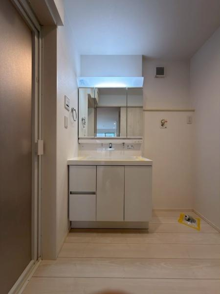 川崎市幸区古市場１丁目の中古一戸建の独立洗面台|広いサイズの洗面化粧台、朝の忙しいときもご夫婦で、お子さんと一緒に準備できますね。三面ミラー。