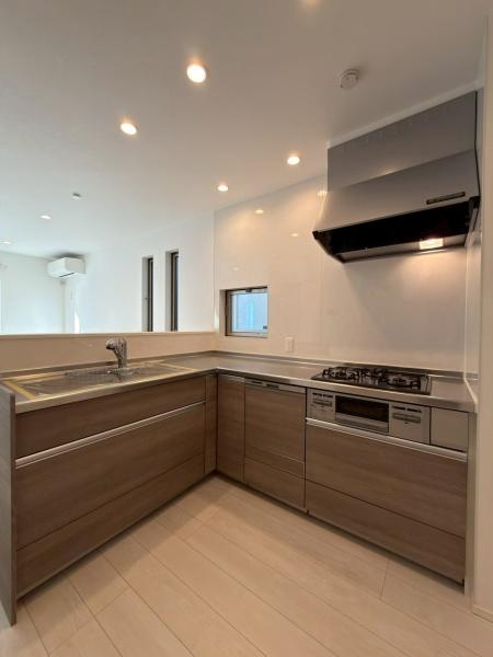 川崎市幸区古市場１丁目の中古一戸建のキッチン|毎日使うキッチンだからこそ、食事の準備を楽しい時間に、忙しい時でもスムーズに無駄なく作業できる、お手入れも簡単にできるなど、毎日を楽しくするキッチンスペースに仕上げました。
