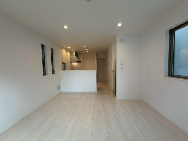 川崎市幸区古市場１丁目の中古一戸建の居間・リビング|形の綺麗なリビングダイニングはお好きな家具を配置しても、余裕がありそうです。インテリアも想像しながらご見学されると、より一層楽しくなります。