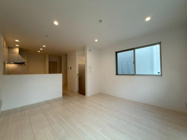 川崎市幸区古市場１丁目の中古一戸建の居間・リビング|家族みんなが爽やかに健やかに過ごせるように、溢れる光をたっぷり取り込んだリビングダイニング。集いの場、憩いの場としての快適性を求めたやすらぎの空間です。