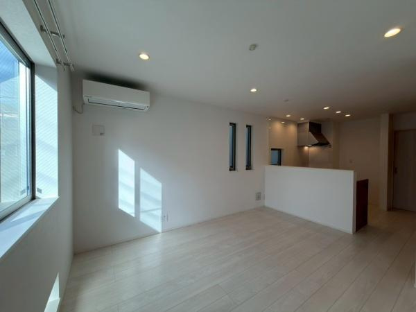 川崎市幸区古市場１丁目の中古一戸建の居間・リビング|明るい清潔感のあるリビングです。