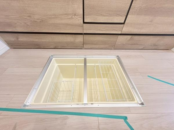 綱島シティハウスのキッチン|便利な床下収納付きです。