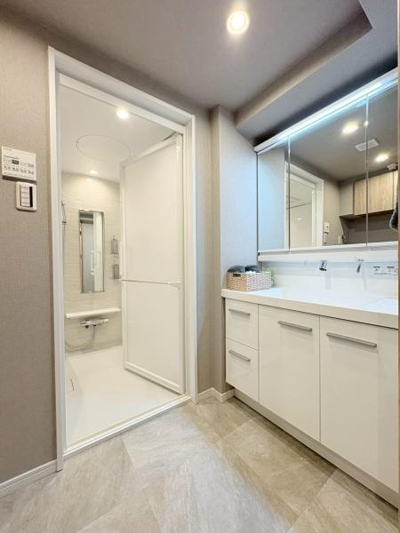 綱島シティハウスの独立洗面台|三面鏡付・曇り止め付き洗面化粧台。