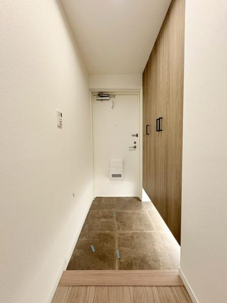 綱島シティハウスの玄関|玄関収納に間接照明が上質な空間になっています。