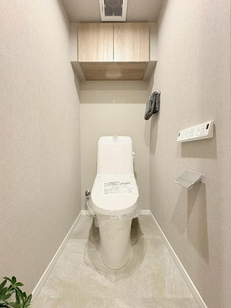 綱島シティハウスのトイレ|収納付きのウォッシュレットトイレです。