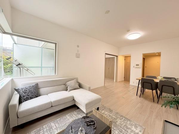 綱島シティハウスの居間・リビング|家族みんなが爽やかに健やかに過ごせるように、溢れる光をたっぷり取り込んだリビングダイニング。集いの場、憩いの場としての快適性を求めたやすらぎの空間です。