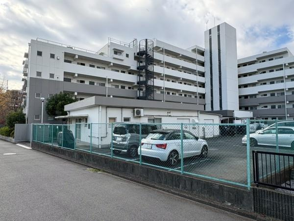 エクセレンス横浜のその他|外観と駐車場です。