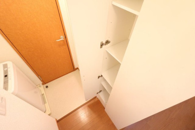 【内装】 | レオパレスブーゲンビリア | 日用品のお片付けに便利な戸棚を完備