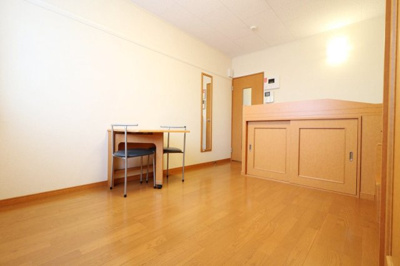 【居間・リビング】 | レオパレスブーゲンビリア | ベッド下に収納スペースあり！荷物が多くても十分に収まります