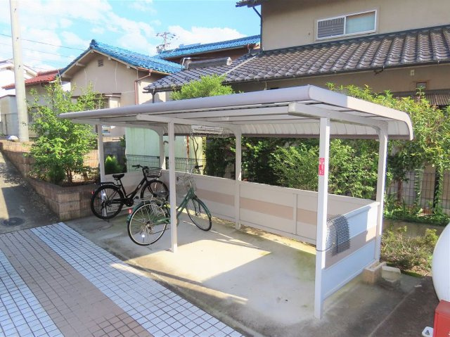 レオパレスプレジール緑が丘のその他|屋根付き駐輪場あり