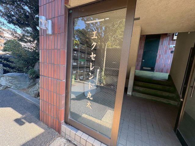 エクセレント丸太のエントランス