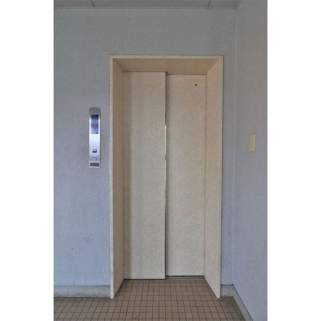 岐阜市茜部菱野２丁目の店舗一部のエントランス