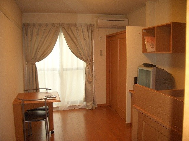 レオパレス下中里の居間・リビング