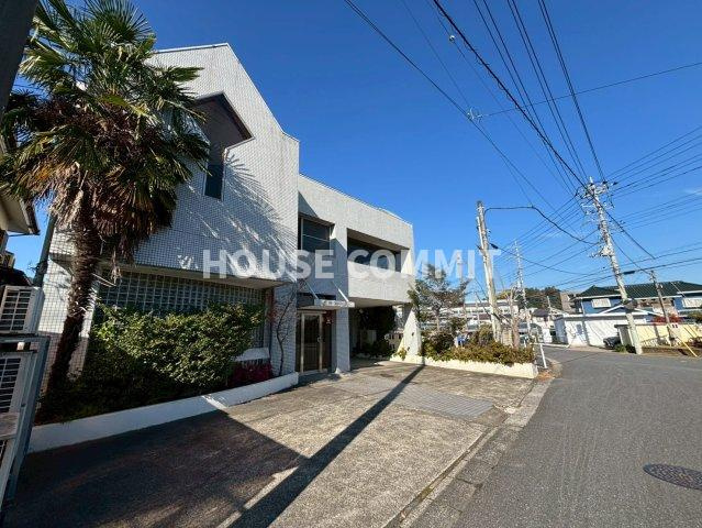 成田市東町　ＲＣ戸建ての前面道路含む現地写真