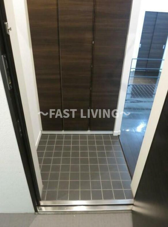 ソレーユ四谷三丁目の玄関