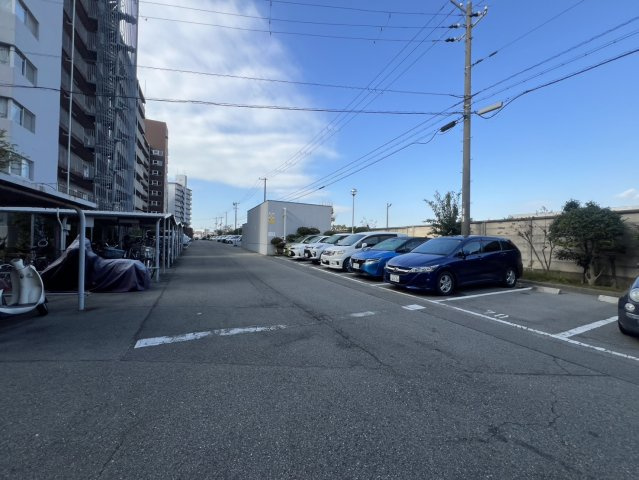 明石公園ハイタウン1号棟の駐車場