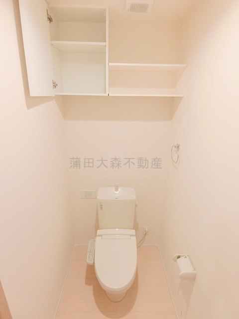 レザン池上のトイレ|吊り棚と温水暖房便付きのトイレ