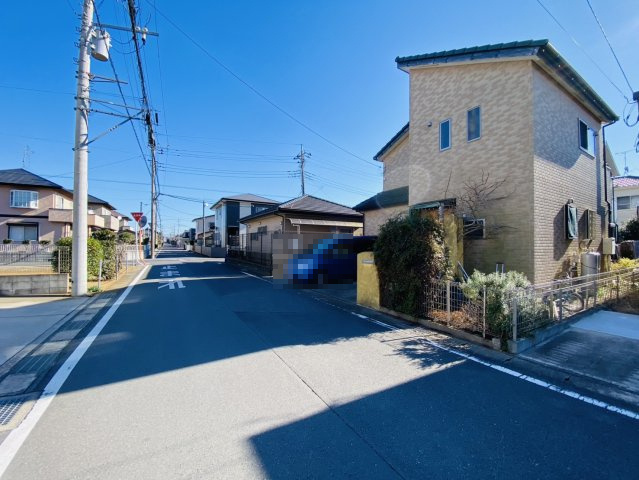 成田市西三里塚　中古戸建の前面道路含む現地写真