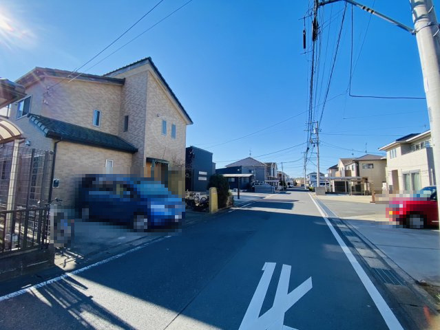 成田市西三里塚　中古戸建の前面道路含む現地写真
