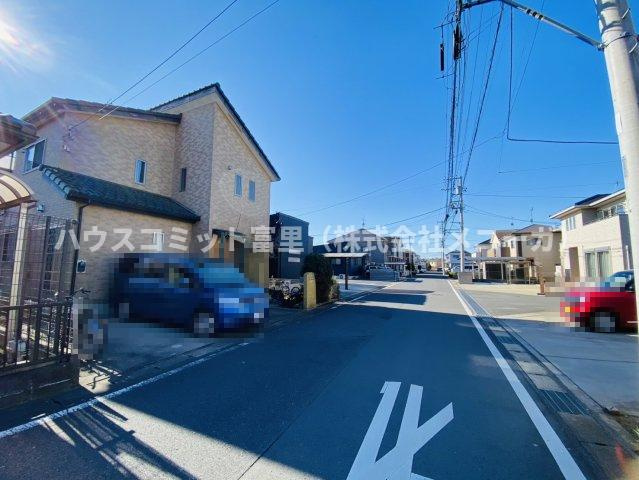 成田市西三里塚　中古戸建の前面道路含む現地写真