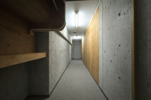 中央区神道寺南1丁目　店舗事務所の収納|無機質なコンクリートと木の質感が調和しています。落ち着いた雰囲気があり、店舗や事務所への期待感を高めてくれる空間です。