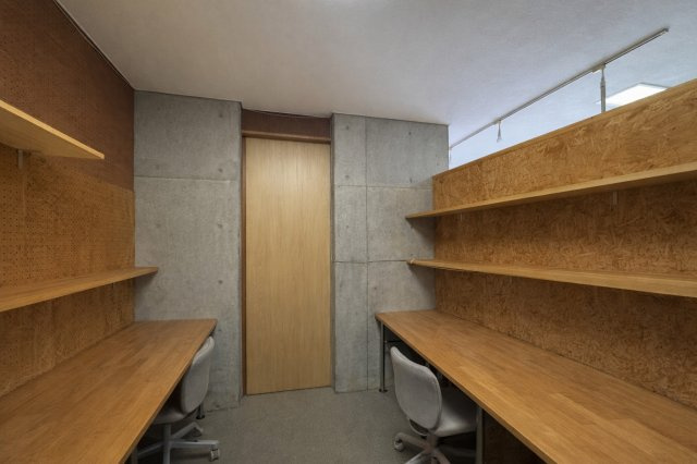 中央区神道寺南1丁目　店舗事務所の洋室|壁面いっぱいの造作棚と広々カウンターで収納力抜群。作業スペースとしても使え、在庫管理や事務作業が効率よく行える実用的な空間です。