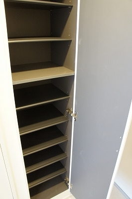 リブリ・ルームス弁天3の玄関|ゆったりとした玄関です