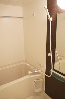 リブリ・ルームス弁天3の浴室|コンパクトで使いやすいお風呂です