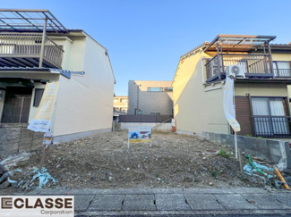 【前面道路含む現地写真】 | 伏見区淀木津町　売土地　建築条件付き | ・参考プラン価格：2640万（別途外構費165万、造成費等-万）
・建物価格は参考価格になります。
（弊社標準建物30坪で計算した価格です）
・参考プラン延床面積：72.72㎡