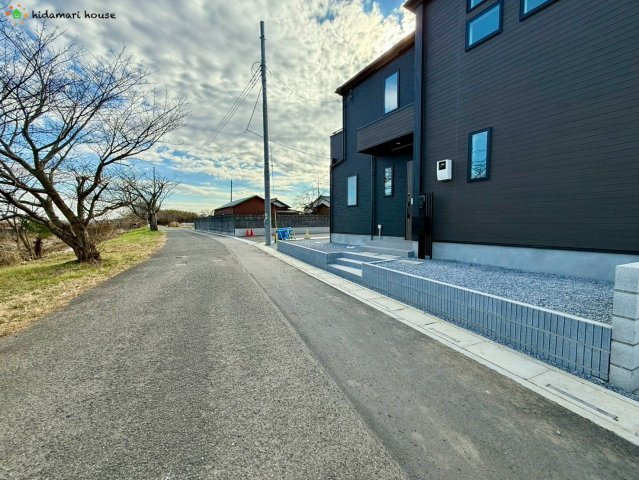 見沼区深作11期　新築戸建　グラファーレ01の前面道路含む現地写真