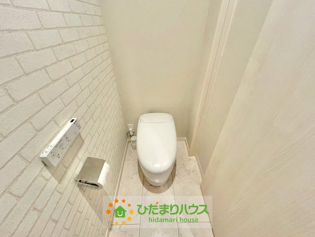 久喜市伊坂北１丁目　中古一戸建てのトイレ|人気のタンクレスで日常のお手入れも簡単です！