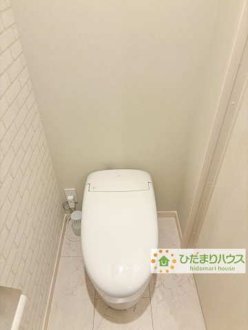 久喜市伊坂北１丁目　中古一戸建てのトイレ|人気のタンクレスで日常のお手入れも簡単です！