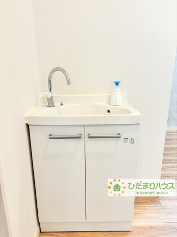 久喜市伊坂北１丁目　中古一戸建ての独立洗面台|2階にも手洗い場がございます。