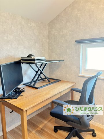 久喜市伊坂北１丁目　中古一戸建ての洋室|書斎としても活用が可能です。