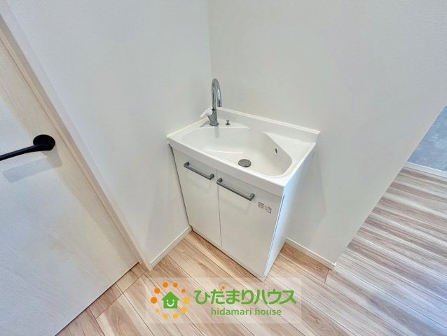 久喜市伊坂北１丁目　中古一戸建ての独立洗面台|2階にも手洗い場がございます。