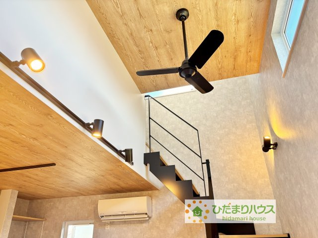 久喜市伊坂北１丁目　中古一戸建てのバルコニー|庭に面して洗濯物を干すこともできます。