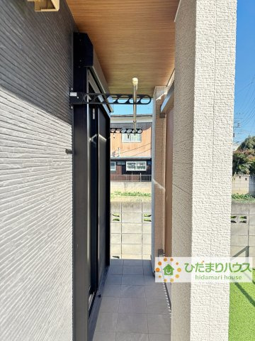 久喜市伊坂北１丁目　中古一戸建てのバルコニー|庭に面して洗濯物を干すこともできます。