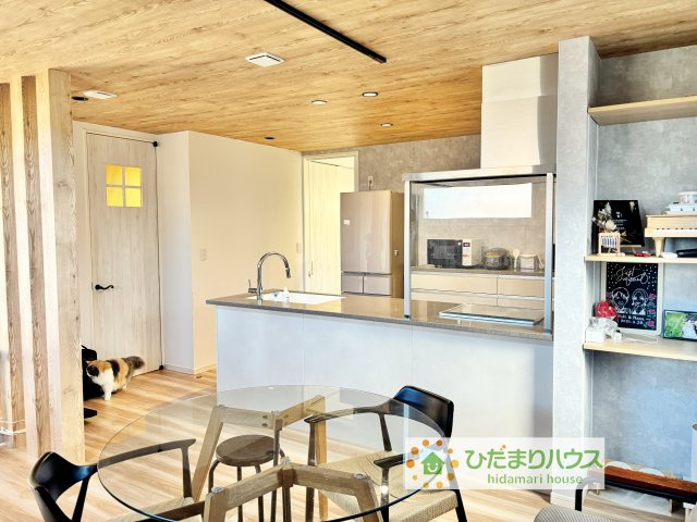 久喜市伊坂北１丁目　中古一戸建ての居間・リビング|家族団欒を楽しむことができ、常に会話が絶えない暖かな空間を演出しております。