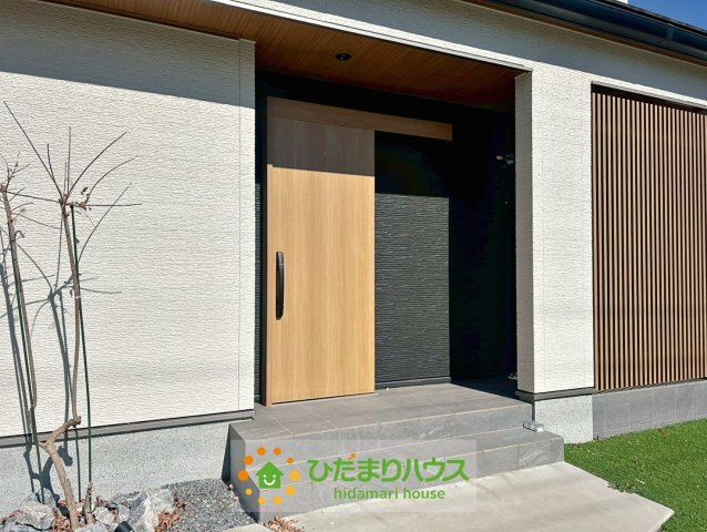 久喜市伊坂北１丁目　中古一戸建ての玄関|玄関からも和モダンな雰囲気が感じることができます。