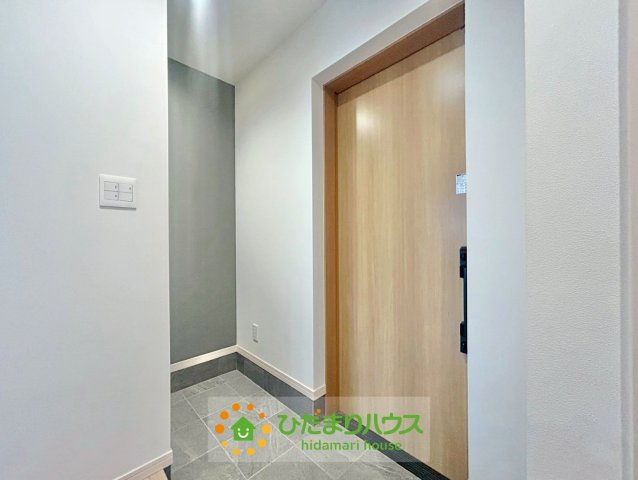 久喜市伊坂北１丁目　中古一戸建ての玄関|玄関からも和モダンな雰囲気が感じることができます。