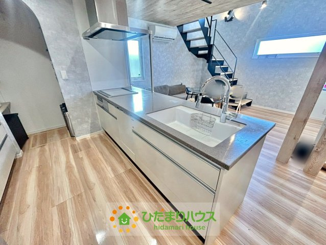 久喜市伊坂北１丁目　中古一戸建てのキッチン|料理をしながらお子様の様子も見渡すことができるのは、嬉しいポイントですね！！！